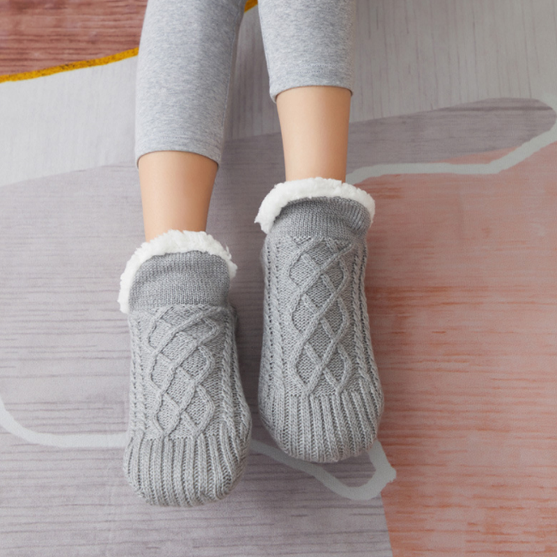 Puffs™️- Flauschige Pantoffelsocken mit V-Mund