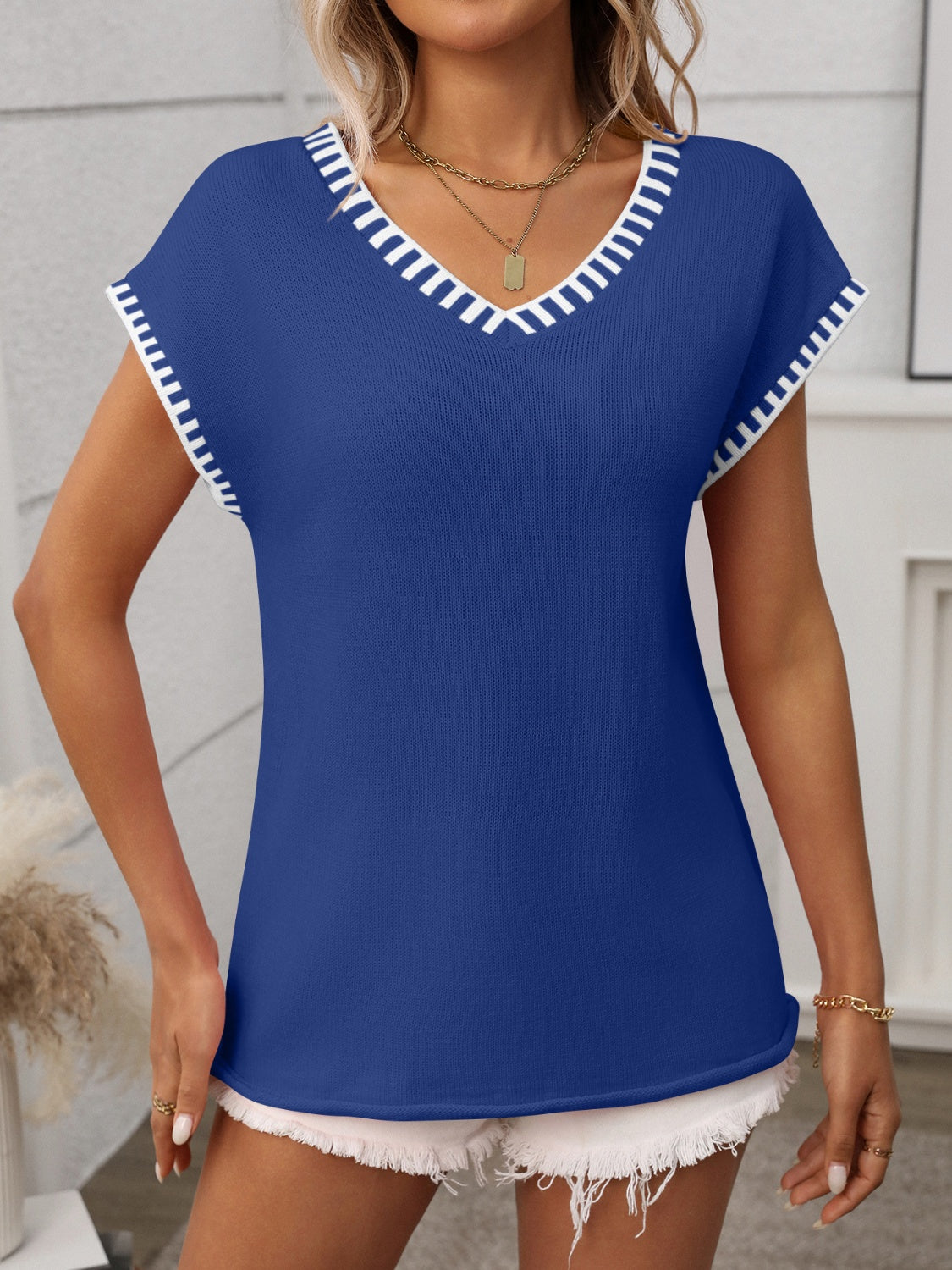 Damen - Kurzärmeliges Strick-Top - Kontrastbesatz und V-Ausschnitt - Stylisch, Bequem & Vielseitig