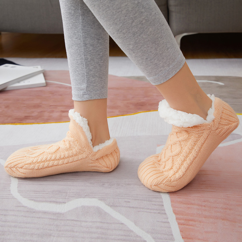 Puffs™️- Flauschige Pantoffelsocken mit V-Mund