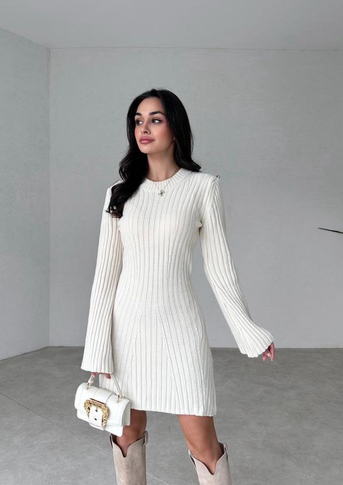 Damen - Elegantes cremefarbenes Kleid - Leichtes Material - Stilvolles Design für jeden Anlass