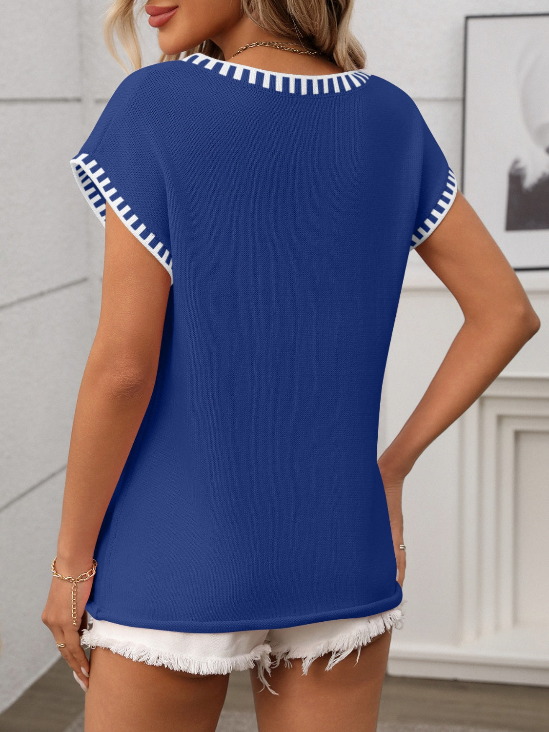 Damen - Kurzärmeliges Strick-Top - Kontrastbesatz und V-Ausschnitt - Stylisch, Bequem & Vielseitig