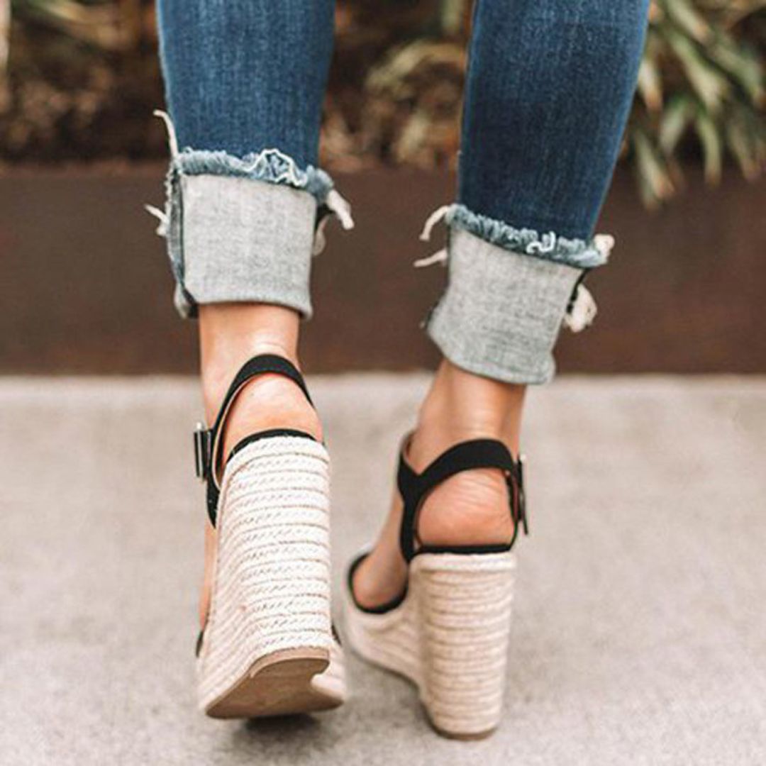 Damen - Slipper mit Keilabsatz – Elegantes und bequemes Design – Perfekt für den Alltag