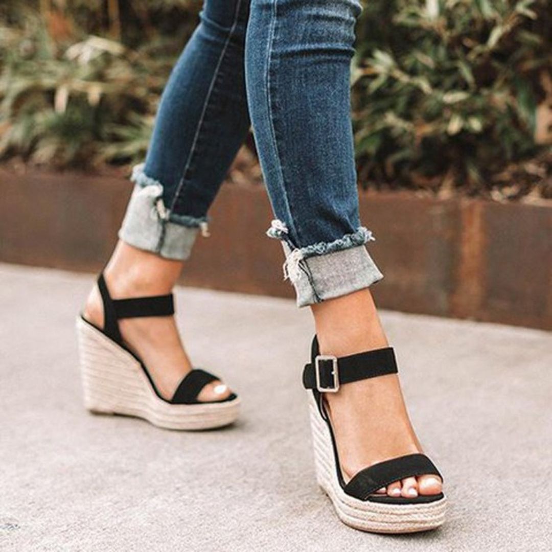 Damen - Slipper mit Keilabsatz – Elegantes und bequemes Design – Perfekt für den Alltag