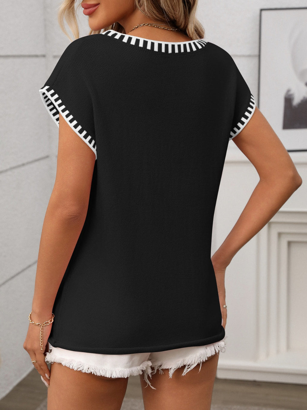 Damen - Kurzärmeliges Strick-Top - Kontrastbesatz und V-Ausschnitt - Stylisch, Bequem & Vielseitig