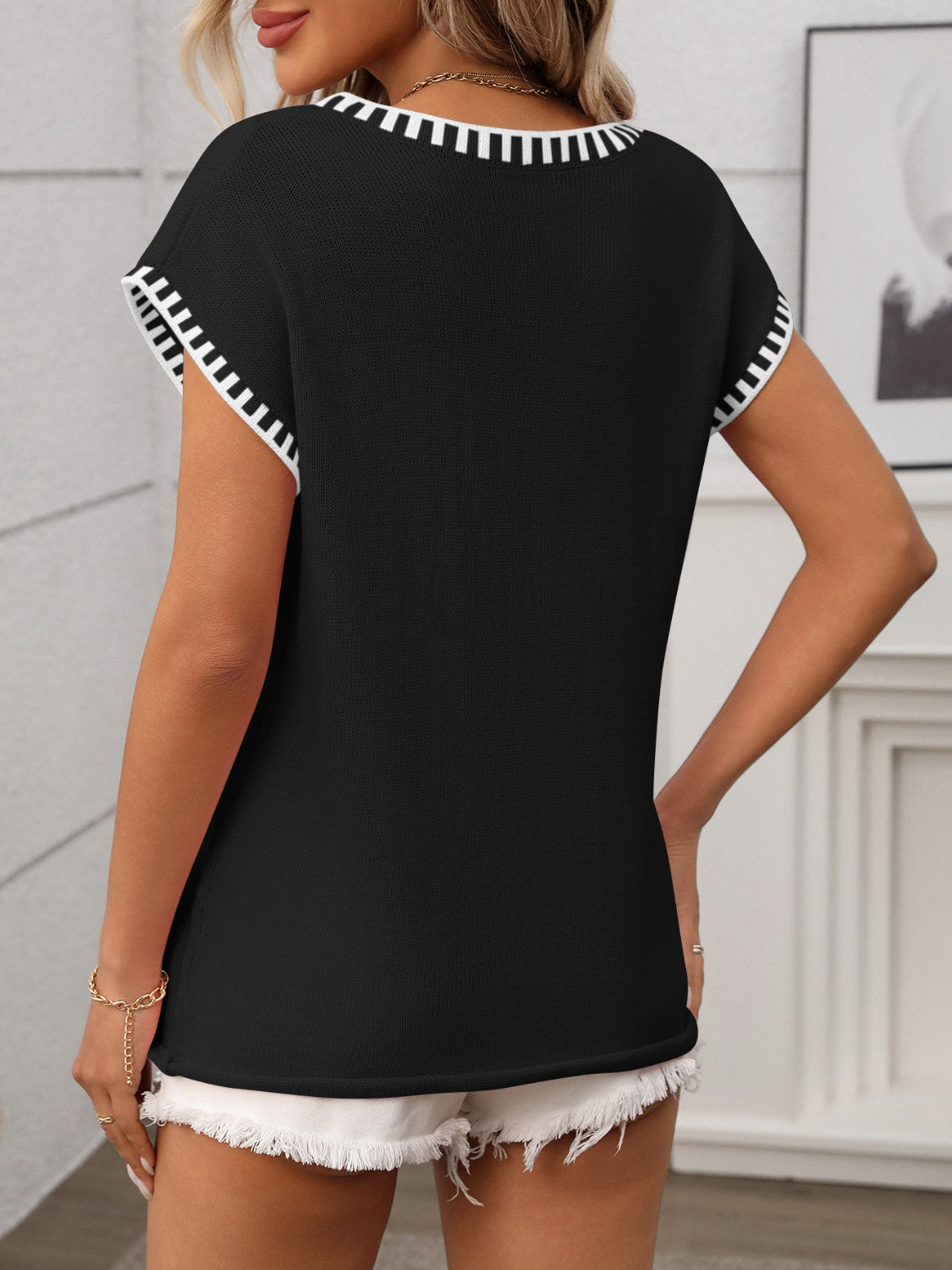Damen - Kurzärmeliges Strick-Top - Kontrastbesatz und V-Ausschnitt - Stylisch, Bequem & Vielseitig