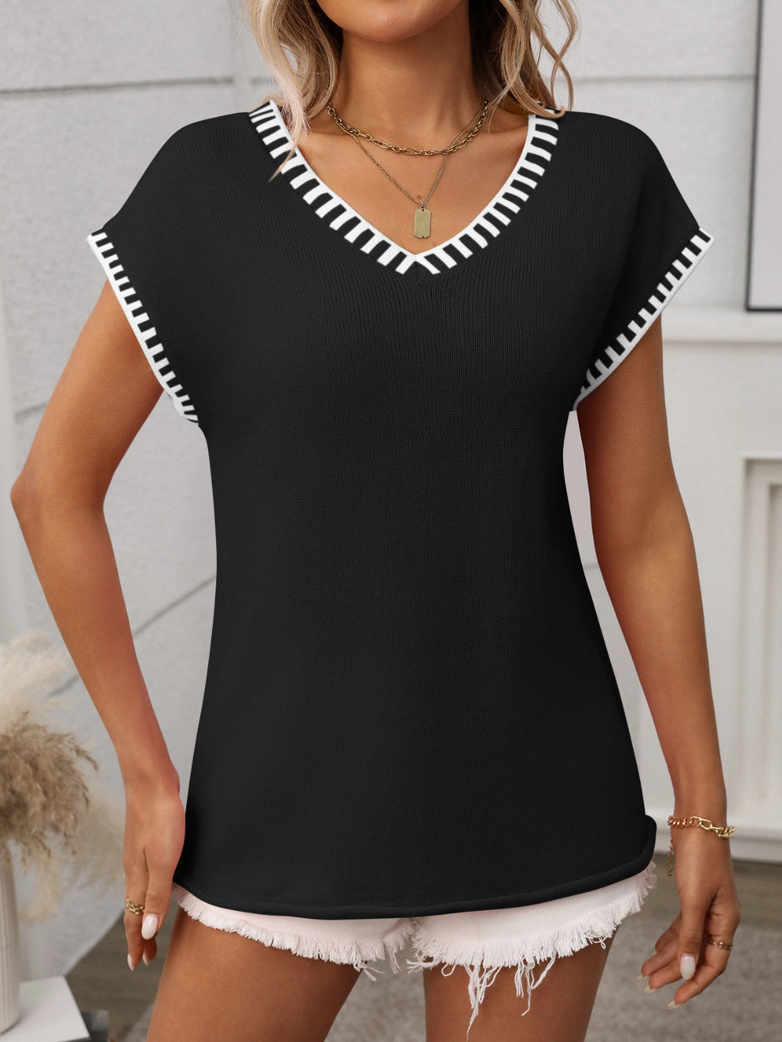 Damen - Kurzärmeliges Strick-Top - Kontrastbesatz und V-Ausschnitt - Stylisch, Bequem & Vielseitig