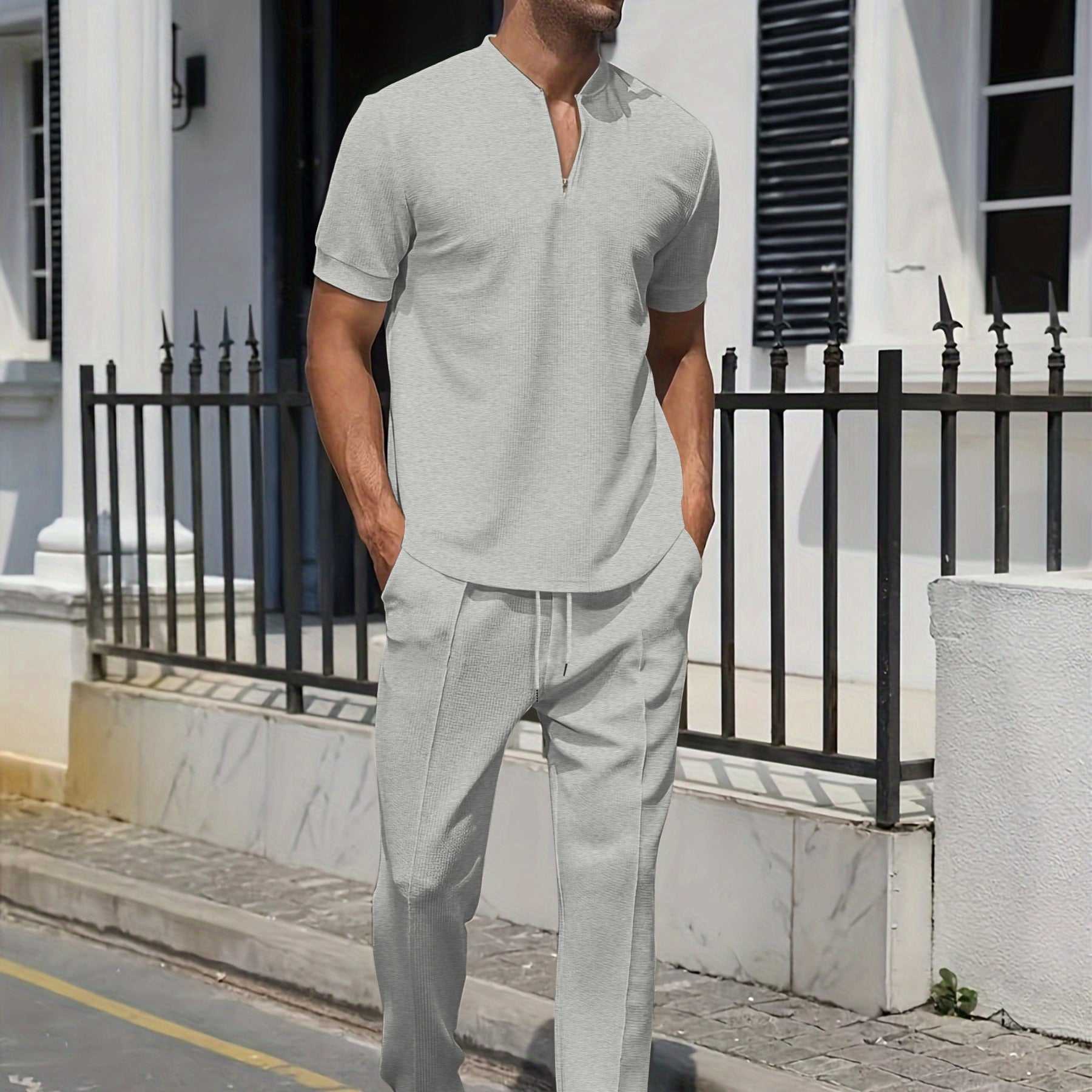 Herrenset | Zweiteiliges Freizeit-Set | Graues T-Shirt mit V-Ausschnitt und Hose mit Tasche
